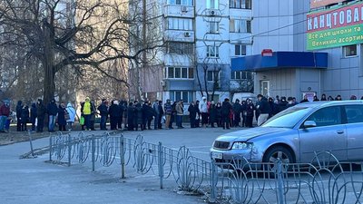 У Києві утворилися черги до продуктових магазинів У Києві утворилися черги до продуктових магазинів
