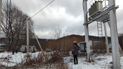 Працівник "Львівобленерго" усуває наслідки негоди Працівник "Львівобленерго" усуває наслідки негоди