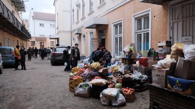 Аптечки для військових, речі людям з областей та прибирання укриттів. Як волонтерити у Чернівцях
