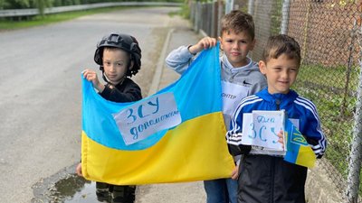 На Львівщині діти створили блокпост, щоб зібрати гроші для ЗСУ