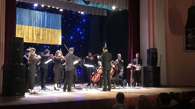 Музиканти "GosOrchestra" зіграли концерт у Франківську. Частину грошей за продані квитки віддадуть ЗСУ