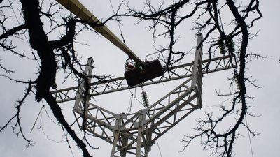 "Працює під обстрілами, аби у людей було світло": історія електромонтера із Запоріжжя "Працює під обстрілами, аби у людей було світло": історія електромонтера із Запоріжжя