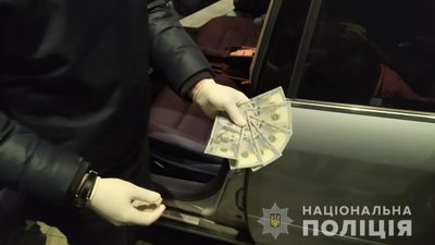 На Волині поліцейські затримали посадовця Держеконагляду на хабарі