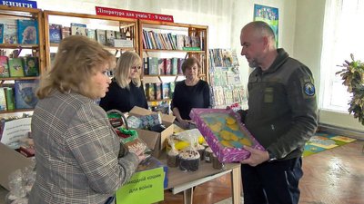 Бібліотеки Луцької громади перед Великоднем збирають святкові кошики для військових