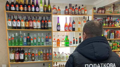 Операція "Спирт": у гаражі під Луцьком податківці вилучили фальсифікований алкоголь Операція "Спирт": у гаражі під Луцьком податківці вилучили фальсифікований алкоголь