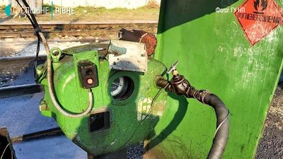 Бетонний отвір та шланг: на Рівненщині працівники залізниці “зливали” паливо Бетонний отвір та шланг: на Рівненщині працівники залізниці “зливали” паливо