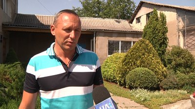У Житомирі комунальники з ночі почали прибирати місто від повалених вітром дерев У Житомирі комунальники з ночі почали прибирати місто від повалених вітром дерев