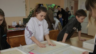У Вінниці для дітей-переселенців проводять майстер-класи з пісочної анімації та малювання У Вінниці для дітей-переселенців проводять майстер-класи з пісочної анімації та малювання