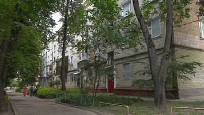 Ремонтують дах і міняють вікна: у Чернігові почали відновлювати будинок на Ремісничій, який обстріляли росіяни