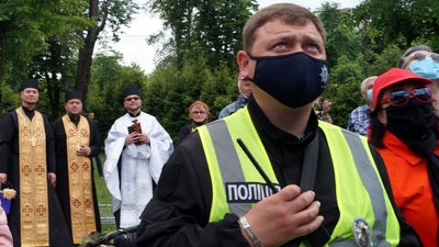Як у Дніпрі встановлювали червоно-чорний прапор біля ОДА (фоторепортаж) Як у Дніпрі встановлювали червоно-чорний прапор біля ОДА (фоторепортаж)