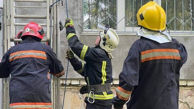 Cпускався з п'ятого поверху: у Бердичеві рятувальники допомогли чоловіку Cпускався з п'ятого поверху: у Бердичеві рятувальники допомогли чоловіку