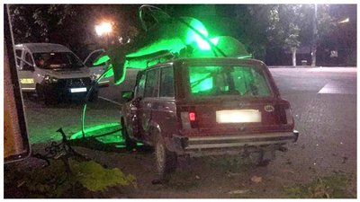 Водій у Кирилівці, не впоравшись з керуванням, зніс лавки, паркан та скульптуру