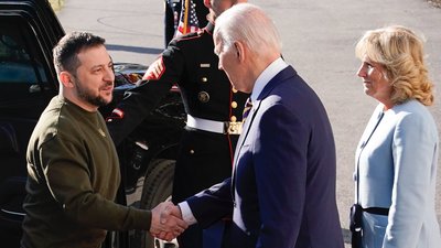 Зеленський зустрівся із Байденом у Вашингтоні та передав йому подарунок від українського військового Зеленський зустрівся із Байденом у Вашингтоні та передав йому подарунок від українського військового
