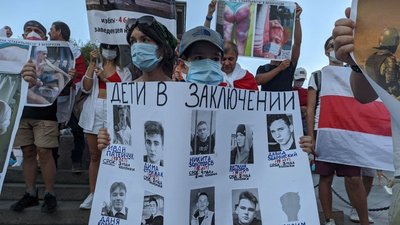 У центрі Одеси люди вийшли на акцію "День єднання білорусів"