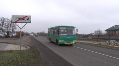 Жителі черкаського мікрорайону "Поляна" просять освітлити зупинку та пустити міський транспорт Жителі черкаського мікрорайону "Поляна" просять освітлити зупинку та пустити міський транспорт