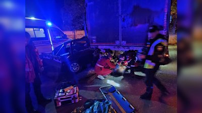 Врізався у припарковану фуру: у Чернігові в ДТП травмувалися двоє людей