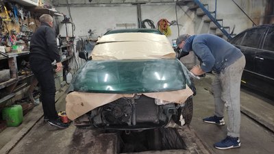На Волині команда автомайстрів фарбують та лагодять автівки для військових На Волині команда автомайстрів фарбують та лагодять автівки для військових