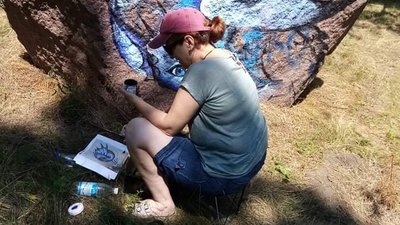 Художниця-переселенка прикрашає парк у Зеленодольську малюнками з казковими персонажами Художниця-переселенка прикрашає парк у Зеленодольську малюнками з казковими персонажами