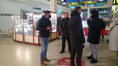 У Житомирі поліція перевіряє чергове повідомлення про замінування торговельного центру У Житомирі поліція перевіряє чергове повідомлення про замінування торговельного центру