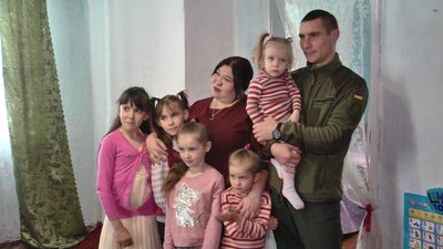 Найстаршій доньці нацгвардійця 12 років, наймолодшій - 2 роки Найстаршій доньці нацгвардійця 12 років, наймолодшій - 2 роки