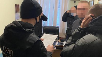 На Житомирщині затримали військового за вимагання хабаря у солдата На Житомирщині затримали військового за вимагання хабаря у солдата