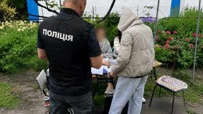 Представники поліції з обвинуваченою у шахрайстві.