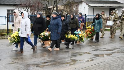 На Тернопільщині попрощалися із загиблим бійцем Миколою Юрчишиним На Тернопільщині попрощалися із загиблим бійцем Миколою Юрчишиним