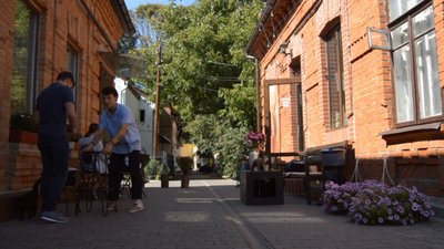 Музей-кав’ярня із приватною колекцією слонів також потрапила на туристичну стежку Хмельницького. Фото: Суспільне Музей-кав’ярня із приватною колекцією слонів також потрапила на туристичну стежку Хмельницького. Фото: Суспільне