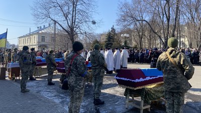 "Забирають кращих": у Полтаві попрощалися із п’ятьма воїнами, які загинули, захищаючи Україну
