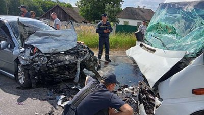 У Лемешах легковик зіткнувся з рейсовим автобусом: травмувалися 9 людей У Лемешах легковик зіткнувся з рейсовим автобусом: травмувалися 9 людей