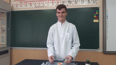 Владислав Омелянчук проводить хімічний дослід у кабінеті хімії. Владислав Омелянчук проводить хімічний дослід у кабінеті хімії.