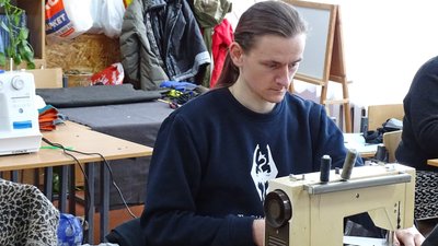 У волинському ліцеї вчителі, школярі та переселенці шиють військову амуніцію У волинському ліцеї вчителі, школярі та переселенці шиють військову амуніцію