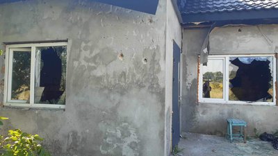 В дачному будинку вибито скло у вікнах, пошкоджений дах, 6 серпня 2023. В дачному будинку вибито скло у вікнах, пошкоджений дах, 6 серпня 2023.