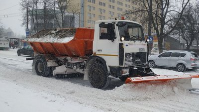 Розповіли скільки техніки чистить від снігу Луцьк та прилеглі села Розповіли скільки техніки чистить від снігу Луцьк та прилеглі села