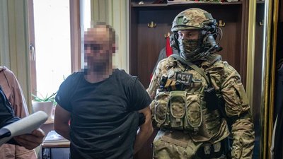 За даними слідства, лідери угрупування незаконно виїхали за кордон навесні 2022 року, використовуючи підроблені документи про зняття з військового обліку. За даними слідства, лідери угрупування незаконно виїхали за кордон навесні 2022 року, використовуючи підроблені документи про зняття з військового обліку.