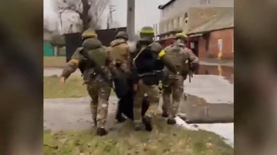 Одеські патрульні винесли з-під обстрілу в Херсоні 64-річного чоловіка, який не міг пересуватись