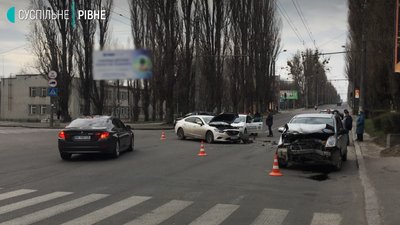 Потрійна ДТП у Рівному: є травмовані