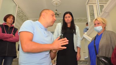 Сергій Фесенко з квіткарками Сергій Фесенко з квіткарками