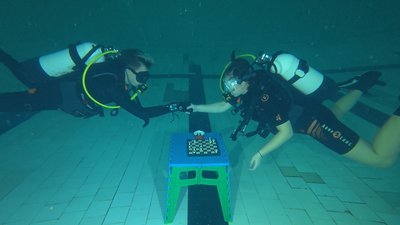 У Запоріжжі учасники гуртка з дайвінгу зіграли в шахи під водою