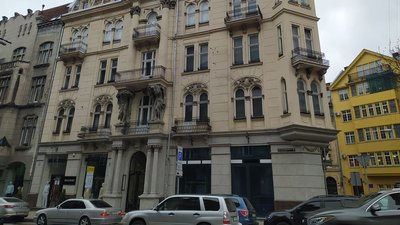 У львівському історичному будинку встановили пластикові вікна та пошкодили фасад