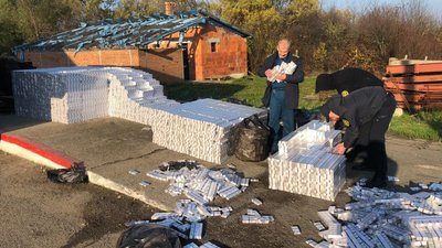Майже 7 мільйонів гривень штрафу загрожує водію, який перевозив понад 150 тисяч пачок сигарет в туристичному автобусі