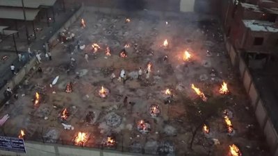 В Індії влаштовують крематорії на вулицях через спалах COVID-19. Європа відправила допомогу В Індії влаштовують крематорії на вулицях через спалах COVID-19. Європа відправила допомогу