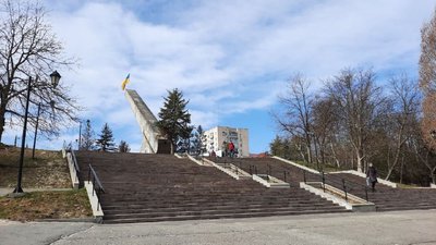 У Тернополі демонтували радянський літак У Тернополі демонтували радянський літак
