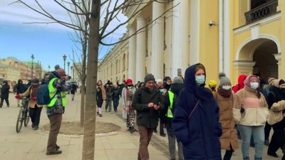У Санкт-Петербурзі жінки з квітами вийшли на антивоєнний мітинг. Людей затримує поліція