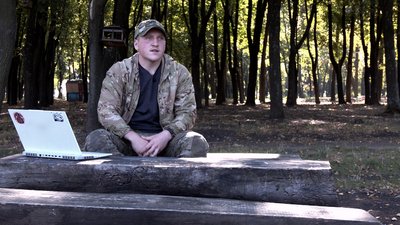 Оборонець Маріуполя "Лакі" пише книгу про війну Оборонець Маріуполя "Лакі" пише книгу про війну