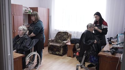 Вінницький салон краси зробив безкоштовні стрижки та укладки для мешканців обласного пансіонату Вінницький салон краси зробив безкоштовні стрижки та укладки для мешканців обласного пансіонату