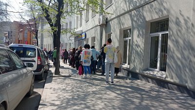 У Тернополі біля ЦНАПу черга