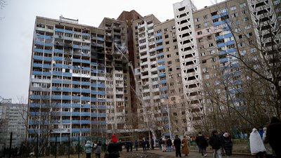 "Мою квартиру затопило, вікна повибивало": як провели ніч мешканці будинку в Києві, пошкодженого через ракетну атаку РФ