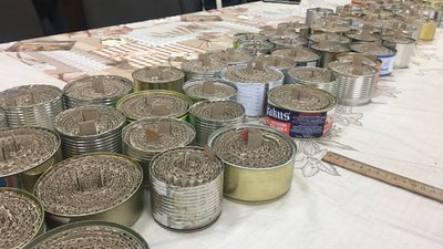 Закінчуються запаси — сумським волонтерам потрібен парафін для окопних свічок