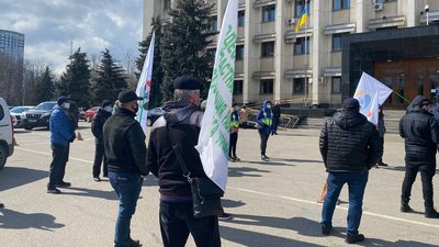 В Одесі підприємці вийшли на мітинг проти карантинних обмежень В Одесі підприємці вийшли на мітинг проти карантинних обмежень